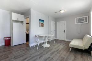 Hollywood Broadwalk Oceanside Hotel