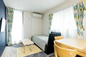 Crescent Moon Nakanoshimbashi