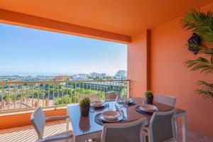 Royal Apartment wshared pool, terrace &AC