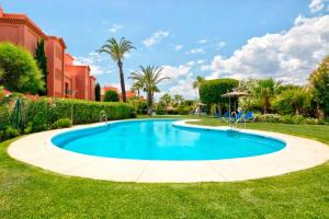 Royal Apartment wshared pool, terrace &AC