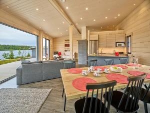 Huvila erämaajärven rannalla Taivalkoskella