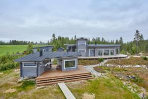 Huvila erämaajärven rannalla Taivalkoskella