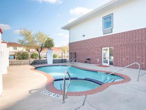 OYO Townhouse Clute Lake Jackson