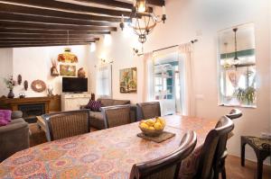 Casa Madre Tierra con jacuzzi piscina zona de barbacoa y preciosas vistas