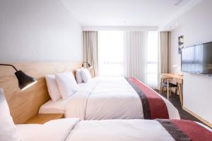 Phòng Ba Người có 1 Giường Đôi và 1 Giường Đơn (Triple Room with 1 Double Bed and 1 Single Bed)