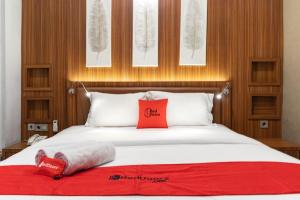 RedDoorz Premium near Centre Point Mall Medan