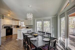 Four-Bedroom House room in Ski Hill Chalet home