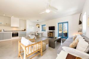 Aithoni (Nightingale) Agioi Anargyroi Beach