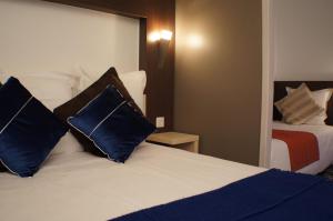 Hotels The Originals City, Hotel La Siesta, Annonay Est (Inter-Hotel) : Chambre Triple avec 1 Lit Double et 1 Lit Simple