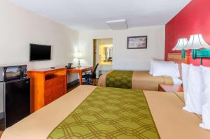 Double Room with Two Double Beds - Smoking room in Econo Lodge Martinsville