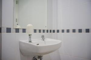 Minimalist Studio at Beverly 90210 Apartment By Travelio