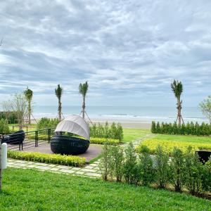 Top Floor Gorgeous Sunset View - Mae Phim Beachfront Condo