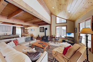 Three-Bedroom House room in Tahoe Donner Cottage
