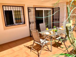 Apartamento de 2 dormitorios, gran terraza, vistas al mar junto playa Carvajal