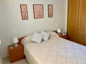 Apartamento de 2 dormitorios, gran terraza, vistas al mar junto playa Carvajal