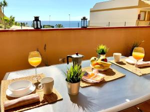 Apartamento de 2 dormitorios, gran terraza, vistas al mar junto playa Carvajal