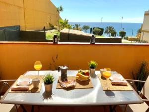 Apartamento de 2 dormitorios, gran terraza, vistas al mar junto playa Carvajal