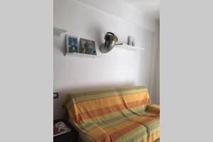 Grand F2 60mq centre Antibes, proche plages, commerces, 2 balcons, parking, train, bus, deco vintage, pet friendly