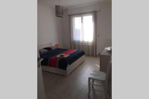 Appartements Grand F2 60mq centre Antibes, proche plages, commerces, 2 balcons, parking, train, bus, deco vintage, pet friendly : photos des chambres