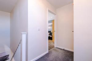 Bright&Modern Contractor House by Niji Short Stays