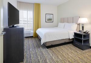 One-Bedroom Suite with Tub - Mobility Accessible room in Candlewood Suites - Farmers Branch an IHG Hotel
