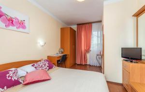 Apartments and Rooms Laura