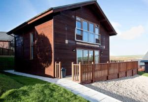 4 Berth Superior Wooden Lodge with Hot Tub Pet Free room in Retallack Resort & Spa