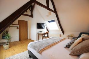 Maisons d'hotes La Maison Keres : Chambre Double avec Salle de Bains Privative