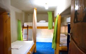 Giường Đơn Trong Phòng Ngủ Tập Thể Nữ (Single Bed in Female Dormitory Room)