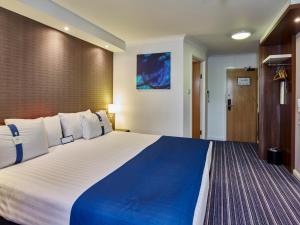 Double Room with Free Hot Breakfast - Accessible room in Holiday Inn Express Glenrothes an IHG Hotel