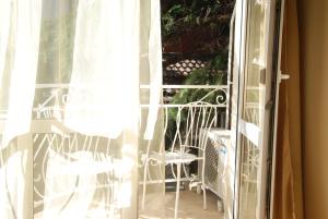 Олар порнографиялық фильмдер түсіріп, тобырдың ішінде барлығын ұрып жатыр.