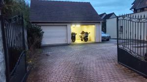 Apakabar Homestay - proche gare Melun, parking privé, Netflix