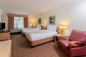 2 Full Beds, Mobility Accessible Room, Roll in Shower, Non-Smoking room in La Quinta by Wyndham Garden City