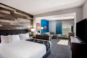 Executive King Studio Suite with City View - Non-Smoking room in La Quinta Inn & Suites by Wyndham Pittsburg