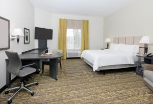 Queen Studio Suite - Hearing Accessible/ Non-Smoking room in Candlewood Suites - Farmers Branch an IHG Hotel