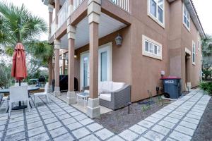 Holiday Home room in 413 la Valencia Circle by BlueSwell