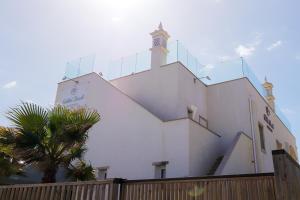 Golden Beach Guest House & Rooftop Bar