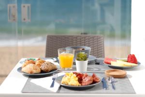 Golden Beach Guest House & Rooftop Bar