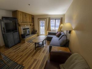 Skier`s Retreat The Meadows 228 - Sleeps 6 in beds condo