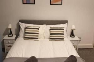 4 Bedrooms, Sleeps 10, Near LFC & EFC