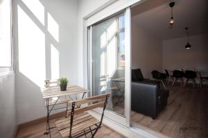 Downtown 3 Bedroom with Balcony - Quiet Street - Family Friendly - Groups