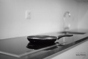 Downtown 3 Bedroom with Balcony - Quiet Street - Family Friendly - Groups