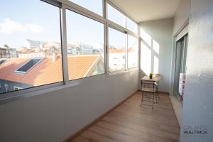 Downtown 3 Bedroom with Balcony - Quiet Street - Family Friendly - Groups