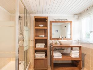 Maisons de vacances Simplistic Holiday Home in St Laurent sur Mer with Terrace : photos des chambres