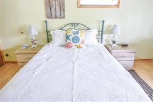 Queen Room room in Sea Treasures Inn