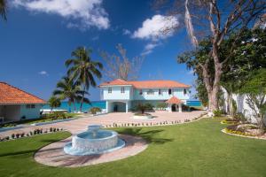 Edgewater Beach Villa - Beach Front, Close toAttractions