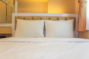 Minimalist and Homey 2BR Aparment at Green Pramuka near Mall By Travelio