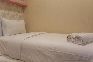 Minimalist and Homey 2BR Aparment at Green Pramuka near Mall By Travelio