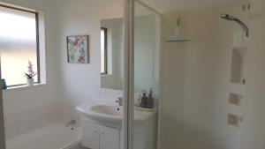 Airport, motorway, shopping handy