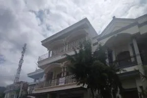 Villa Al Barokah Syariah Family Mitra RedDoorz near Sarangan Lake - 萨兰甘